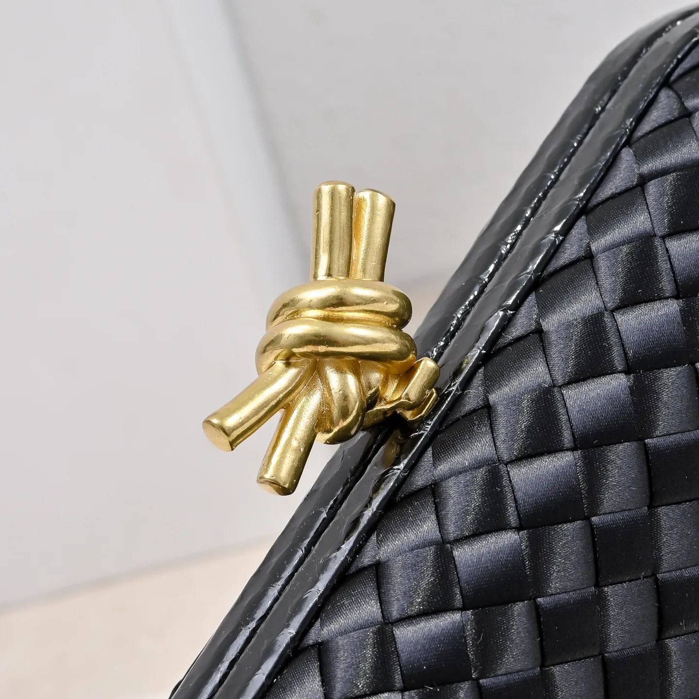 Batch 1460 #BV Knot woven evening bag series ~ Each bag reveals exquisite elegance💫Iconic classic silk weaving➕snake skin trimming with knot buckle, soft and delicate feel. The design is small and exquisite, low-key without logo, elegant and elegant. Paired with evening dress or cheongsam, it has the atmosphere of a famous and wealthy lady. Full of aura and invincible texture💃 Model: 7622 Dimensions: 20x12x5.5
